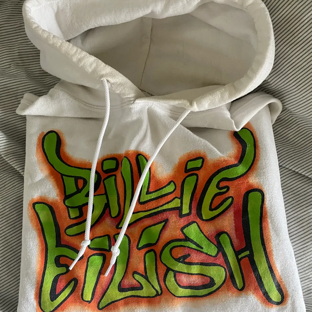 Billie Eilish hoodie köpt på hennes konsert i Stockholm 2019!! Köpt för 600kr!. Hoodies.