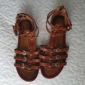 Sandaler från Graceland - Säljer dessa bruna sandaler I storlek 38. De är använda en del men fortfarande i fint skick. 
