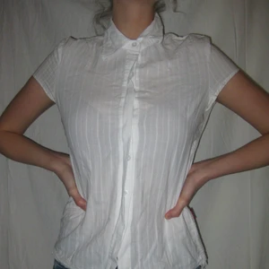 Skjorta/blus - En tunn, vit skjorta/blus i bra skick! Passar st xs/s. Köparen står själv för frakten🌹 /Alva