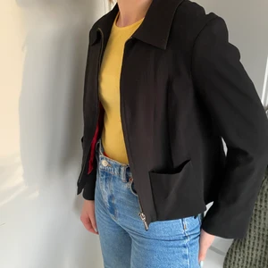 Svart kavaj/ jacka från Kappahl - En kortare kavaj/ jacka i storlek 40 från Kappahl. Använd ett fåtal gånger.