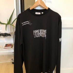 Cheap Monday tröja - Knappt använd, materialet är mjuk och skön så går också att använda som träningströja🤗 