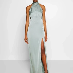 Slutsåld balklänning  - Balklänning från TFNC, köpt på Zalando. Slutsåld på hemsidan!! Satin-halterneck med snygga detaljer under bröstet och snygg slits. Aldrig använd, endast provad. Säljes pga ska ha en annan. Färgen heter Native Green och är väldigt fin i verkligheten! Storlek 12, vilket motsvarar en svensk 40. Passar mig som är en 38/40! Köpt för 729. Lägg ett bud! 💖💖