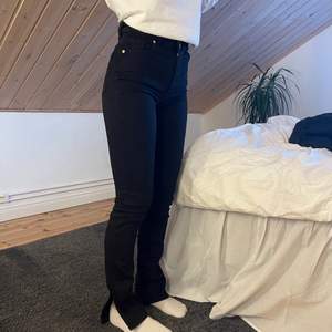 Svarta jeans från zara med slits nertill i storlek 36