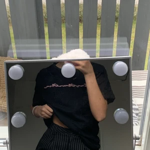 Oversize tshirt - En as cool oversize tshirt med tryck på ryggen!  Storleken är S men den är oversize i modellen så funkar till de flesta! 