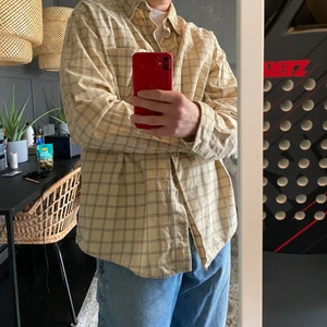 Rutig vintage skjorta! - Rutig vintage skjorta i beige med bruna streck! 