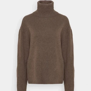 Stickad kashmirtröja Arket  - Säljer en brun stickad tröja från Arket i kashmirmix. Tröjan är i storlek S och är superskönt, samt gott skick! Köpt för 1900 kr säljer för 700 kr inkl frakt 🙌🏼