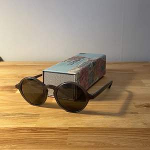 Runda Vasuma solglasögon (modell: water grey sun) i princip oanvända. Inklusive påse och låda. Kan skickas eller hämtas upp i Stockholmsområdet.
