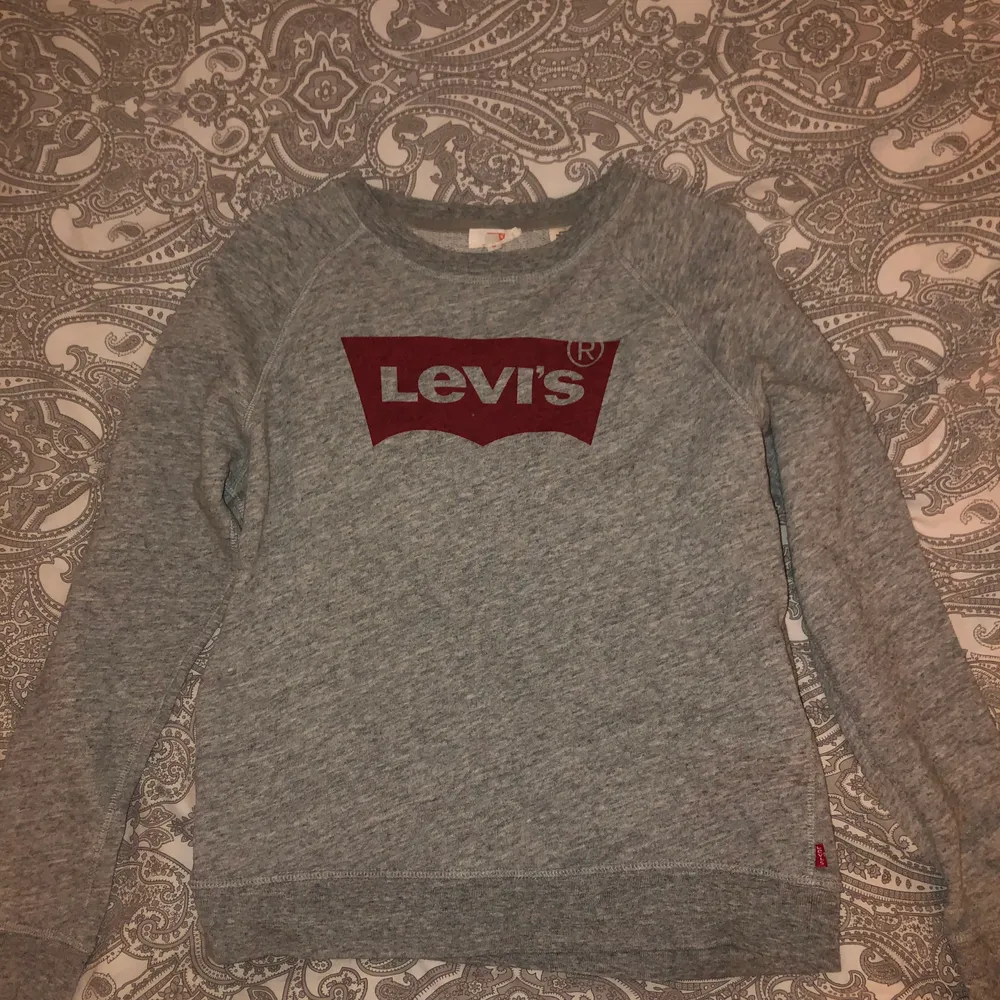 Långärmad Levis tröja, fint skick, kan mötas i Eskilstuna eller fraktas (44kr). Tröjor & Koftor.