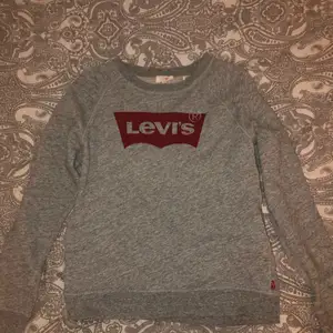 Långärmad Levis tröja, fint skick, kan mötas i Eskilstuna eller fraktas (44kr)