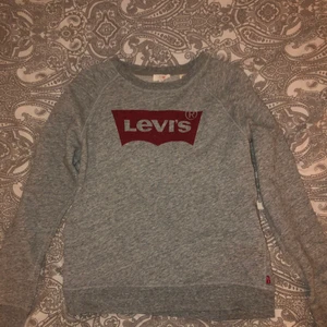 Levi’s tröja - Långärmad Levis tröja, fint skick, kan mötas i Eskilstuna eller fraktas (44kr)