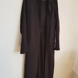 Svart trenchcoat jacka - I nyskick. Finns artikeln kvar så finns varan kvar.