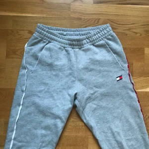 TOMMY HILFIGER MJUKISBYXOR🖤🖤 - Riktigt sköna grå mjukisbyxor från TOMMY HILFIGER! Strl XS men passar säkert XS-M då dem är lösa. Köparen står för frakt! Buda privat eller i kommentarerna🖤🖤