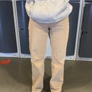 Yoko jeans - Jeans från monki i modell YOKO storlek 25 och perfekt längd för mig som är 165. Köpta för 400 