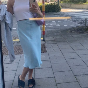 Siden kjol - Säljer min jätte fina ljus blåa siden kjol från bikbok. Köptes förra sommaren men kom inte så mycket till användning😩 säljer nu vidare den, frakt tillkommer & hör av er om fler bilder önskas💙