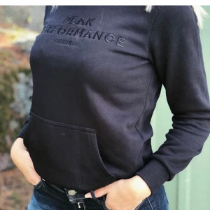 Peak performance hoodie  - Säljer min svarta peak performance hoodie i storlek 150! Alltså som xs🥰 den är i super fint skick!