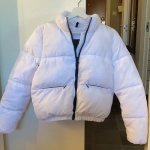 Jacka  - Säljer min jacka från H&M, ny skick, endast använd ett fåtal gånger. Strl XS. Katt finns i hemmet. Frakt betalas av köparen 