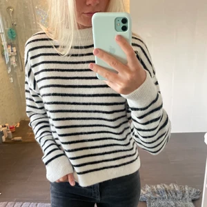 Stickad tröja  - Stickad tröja från nakd! Prislappen kvar, super skön och mysig!!