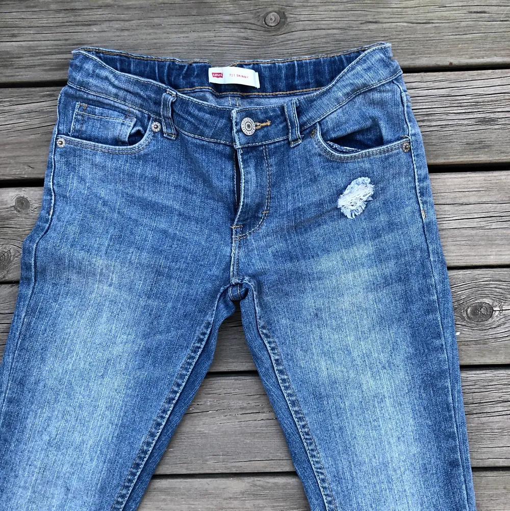 Low waist vintage Levis jeans som passar någon som är ca 160 och har stl 32-34. I ny skick. Köpta i USA. Frakt inte inkluderat💕 säljer pga att de är för små för mig. väldigt bra pris för vintage Levis! Andra säljer liknande till upp emot 1000kr! Om många är intresserade blir det budgivning💖. Jeans & Byxor.