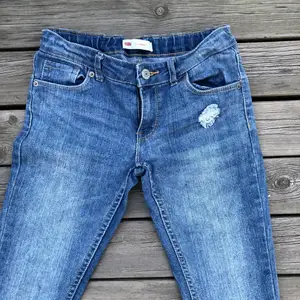 Low waist vintage Levis jeans som passar någon som är ca 160 och har stl 32-34. I ny skick. Köpta i USA. Frakt inte inkluderat💕 säljer pga att de är för små för mig. väldigt bra pris för vintage Levis! Andra säljer liknande till upp emot 1000kr! Om många är intresserade blir det budgivning💖
