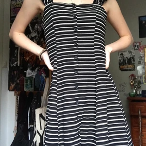 Randig klänning - Söt randig klänning i superbra skick!!