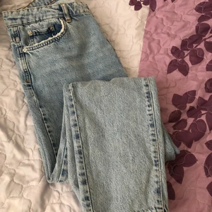 Jeans  - Jeans från Gina. Använda ett par gånger men är i väldigt bra skick. Skriv privat för fler bilder ❤️