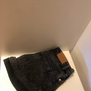 Monki shorts stl 28 - Svarta shorts från monki aldrig använts, fel på retur. Så testar sälja dem här! Stentvättade shorts från monki i stl 28, skulle säga de passar någon som är i stl s/m. 