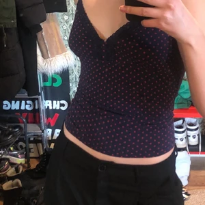 Linne - Sött mörkblått linne med spätts och små röda prickar💙 Justerbara axelband och i ett mycket bra sick💙