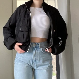 Bershka bomberjacka storlek M - Det är en kort och tunn bomberjacka i svart med hög krage den är i M men den är ganska liten i modellen så fungerar som XS/S