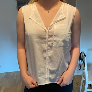 Skjorta utan ärmar  - Jättefin vit skjorta utan ärmar, vet inte var den är ifrån eller vilken storlek men den passar M-L. Jättefint skick. Köparen står för frakten💕