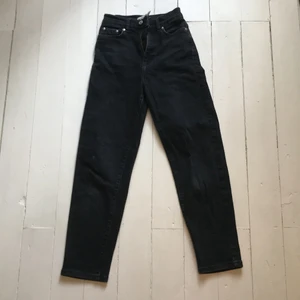 Jeans, Gina tricot  - Jens från Gina tricot. Stretchig modell, mom jeans. Osäker på exakt modell då jag köpte de här på Plick. Färgen är ”tvättad” svart. Aldrig använda av mig, sparsamt använda av föregående ägare. Frakt tillkommer.