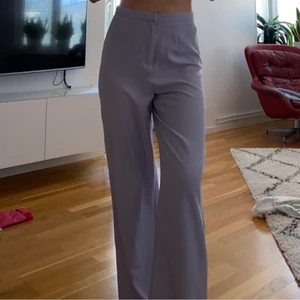 SKITfina kostymbyxor  - Så himla fina kostymbyxor som blivit för stora för mig 😭 perfekt ljuslila färg och asnajs till en vit topp och sneakers! De är lite insydda och skulle säga att de passar en stor small eller en liten medium! Köpta på asos förra sommaren. 💜 Jag är 166cm lång!