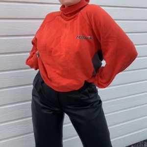Reebok sweatshirt  - Old school sweatshirt från Reebok , oversized , jätte mysig å skön ! Kan möta sipp eller frakta ❤️ 