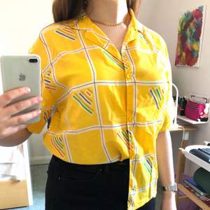 Härlig skjorta från 80-/90-talet med coolt mönster. Stor i storleken men är snyggt om man stoppar den i byxorna (är en S/M på bilden). Tunt material som är perfekt för sommarväder☀️