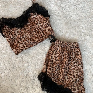 Fint pjamassätt från SHEIN 💗 - Fint pjamassätt från SHEIN!💕 jättefint skick och bra material. Materialet är som silke. Själv tycker jag att det är jättesnyggt men måste göra av med några saker💗Storlek xs men passar även s 💕 skriv privat om fler bilder eller frågor