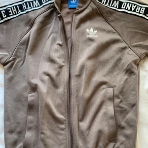 Adidas tröja str XS - Använd 2 gånger, ny skick. Passar upp till M. Ny pris 1000kr