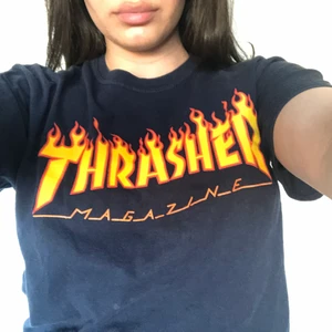 Thrasher T-shirt - Marinblå, klippt bort lappen men jag är en S