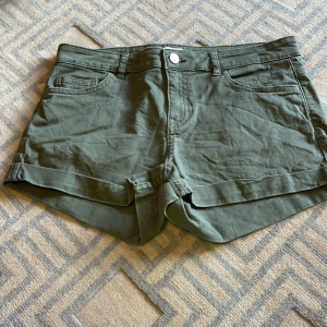 Shorts - Shorts från HM i storlek 36. De är välanvända men i bra skick. Anledning till försäljning är att jag växt ur dem. Tight fit. 
