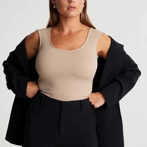 Maja Nilsson Lindelöf body  - Beige body från Maja Nilsson Lindelöfs kollektion med Gina Tricot. Otroligt skön & snygg men tyvärr för liten, så säljer därför🤍 