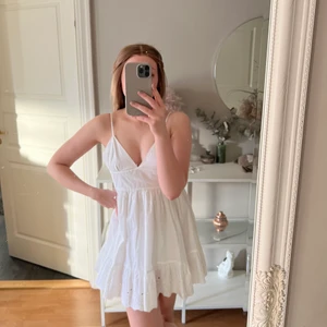 Klänning  - Finaste klänningen från Zara, köpt i somras och använd 1 gång efter det💖💖💖 storlek m men liten i storleken så passar även s och xs (jag brukar ha xs) 