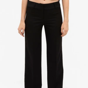 Lågmidjade kostymbyxor  - Säljer dessa lågmidjade kostymbyxor från monki, passar inte mig och de är helt nya! Storlek 38