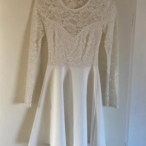 Klänning - Säljer denna vita spetsklänning med öppen rygg. Använd 1 gång. Storlek S. 250kr + frakt 66kr.
