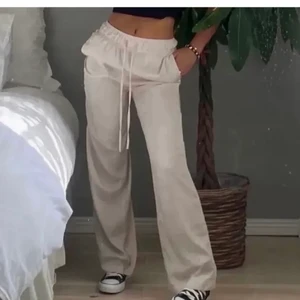 Byxor - Jättefina byxor i siden glansigt material. Strl S från hm. Väldigt fint skick, köpta här på plick. Samma byxor som första bilden men mörkare färg som syns bättre på dem andra bilderna. Köparen står för frakten💞 , första bilden är lånad!