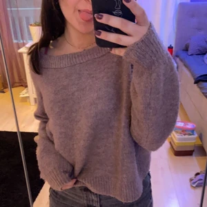 Mörk stickad tröja - 129kr inkl frakt! En slags lila/mörkbrun stickad tjocktröja jag köpt från NewYorker, använd kanske 4 gånger. Den är i storlek XS men sitter lite större. Skriv för fler bilder❤️