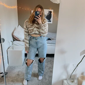 Håliga jeans från Prettylittething - Superfina jeans ifrån Pretty Little Thing som tyvärr är för stora för mig men annars i bra skick. Storlek 42 och jag är 165cm lång. 