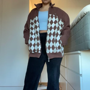 Vintage tjocktröja - Jättefin vintage tjocktröja med dragkedja🥰Köpte den här på Plick för ca 1 år sedan och jag var helt kär i den😍Storlek XXL och den sitter oversized på mig som brukar ha M. Den är i jättebra skick, lägger ut den för 200 men om det är många intresserade så blir det budgivning, skriv till mig om ni undrar något🥰