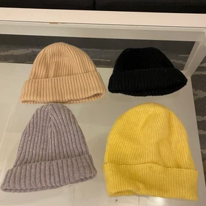 Mössor - Säljer 4 mössor i olika färger. Säljer 1 för 70 och alla 4 för 200kr. Den svarta mössan är i storlek M och resten är i ONE SIZE.