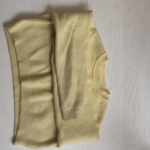 Tröja  - En gul stickad tröja från zara som knappt är använd för kånner att den inte kommer till användning men är verkligen jätte fin 