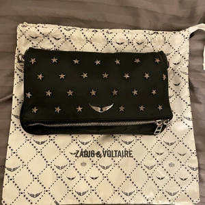 Zadig väska  - Säljer min Zadig väska som jag köpte för två år sedan. Köpte för ca 4000 kr på NK. Säljer för 2000 + frakt. Hör av dig för fler bilder:) 