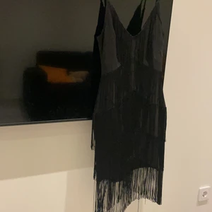 Fransklänning / klänning med fransar - HELT NY MED PRISLAPP - pris diskuteras vid snabb affär