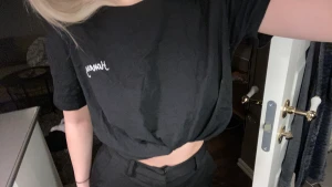 Svart tröja med tryck från naked  - Denna tröja kommer från naked i storlek M och är en väldigt fin samt skön t-shirt. På sista bilden ser den lite smutsig ut men de måste kommit damm framför kameran när jag tog bilden. Kontakta för fler bilder om det önskas:) 